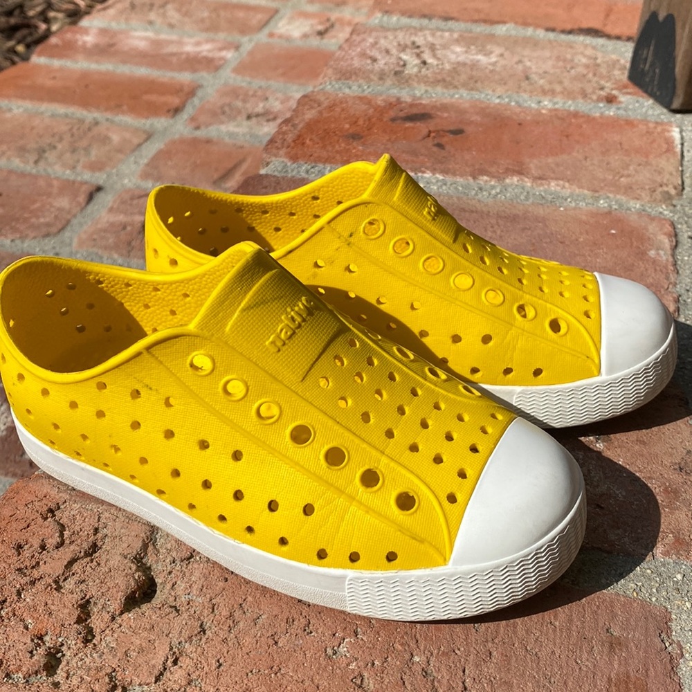 Native Kids Jefferson Slip-On Sneakers Size 11 Water Shoes Yellow- super clean
